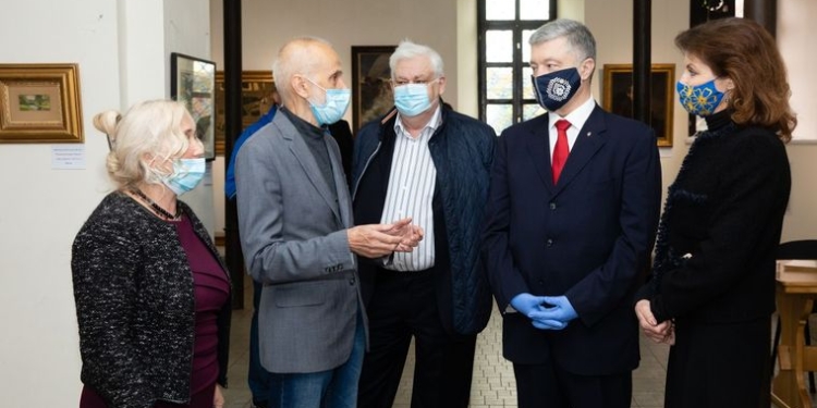 Порошенко подставил музей. Он назначил презентацию на время допроса и не сказал об этом директору музея