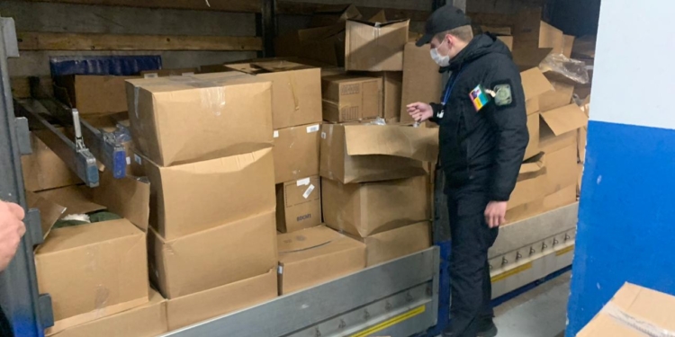 Чудеса с “гуманитаркой”. В грузовике с “секонд хендом” из Польши оказались “категорически новые” вещи (ФОТО, ВИДЕО)