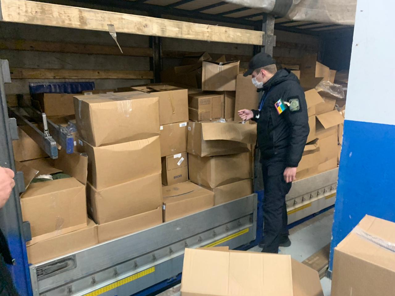 Чудеса с “гуманитаркой”. В грузовике с “секонд хендом” из Польши оказались “категорически новые” вещи (ФОТО, ВИДЕО)