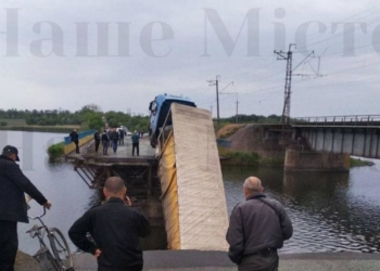 В Днепропетровской области в реку рухнул мост с проезжавшей по нему фурой (ФОТО)