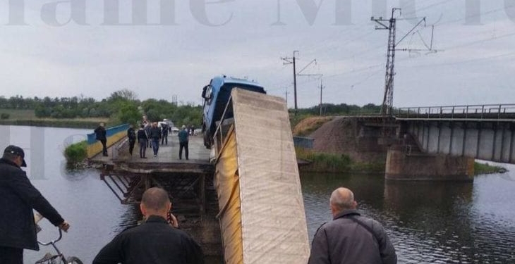 В Днепропетровской области в реку рухнул мост с проезжавшей по нему фурой (ФОТО)
