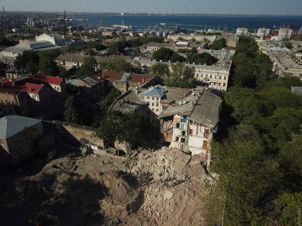 В Одессе рухнула часть старинного жилого дома: под завалами могут быть люди (ФОТО и ВИДЕО) 3