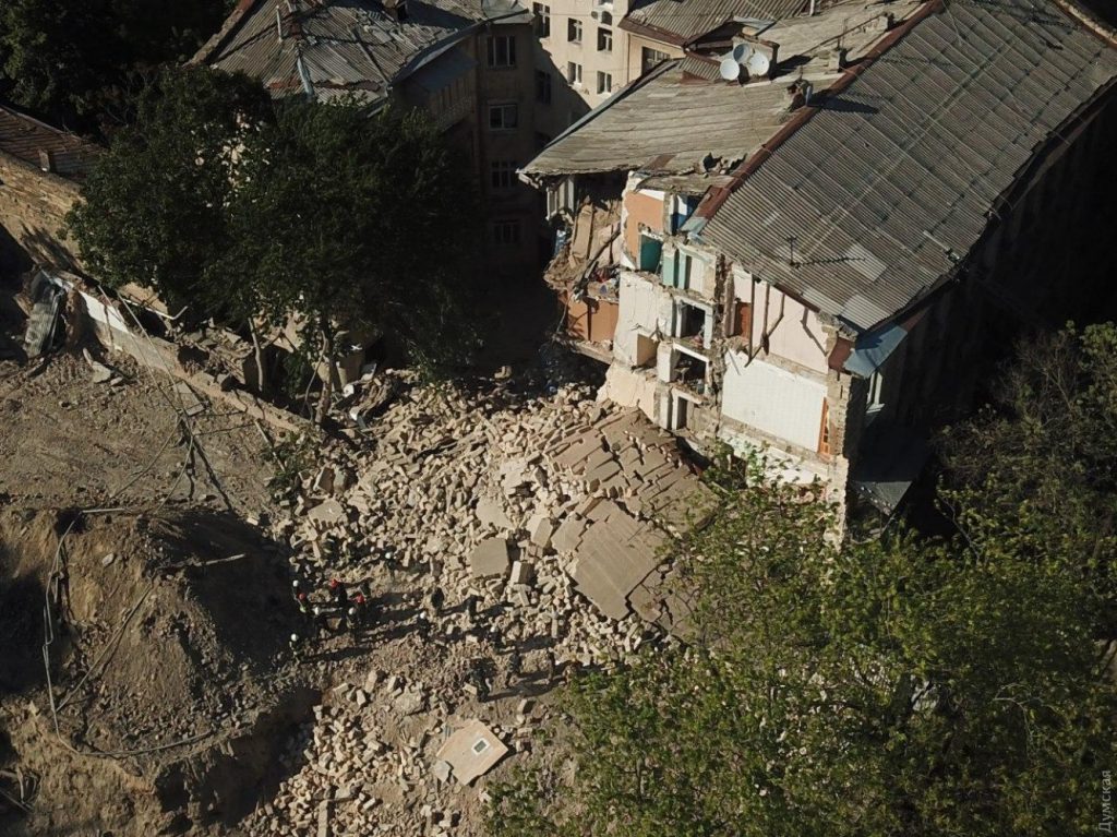 В Одессе рухнула часть старинного жилого дома: под завалами могут быть люди (ФОТО и ВИДЕО) 7