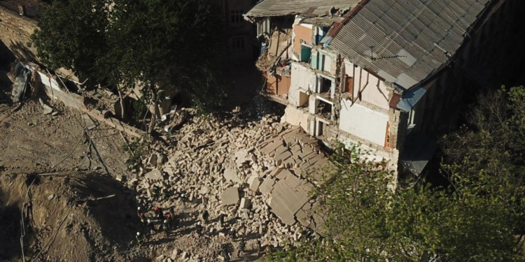 В Одессе рухнула часть старинного жилого дома: под завалами могут быть люди (ФОТО и ВИДЕО)