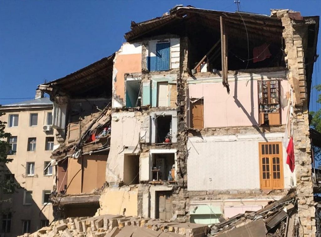 В Одессе рухнула часть старинного жилого дома: под завалами могут быть люди (ФОТО и ВИДЕО) 5