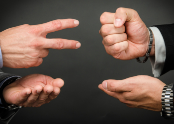 Канадец проиграл $500 тысяч в «камень, ножницы, бумага» и обратился за спасением в суд