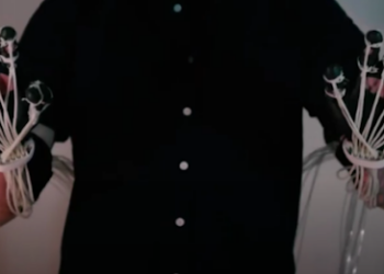 Созданы экзоскелетные перчатки, в которых любой человек может  сыграть на пианино (ВИДЕО)