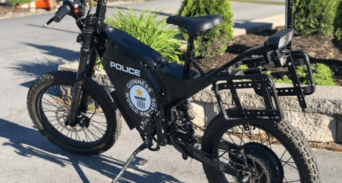 Американские полицейские начали патрулировать улицы на электровелосипедах украинского производства (ФОТО)