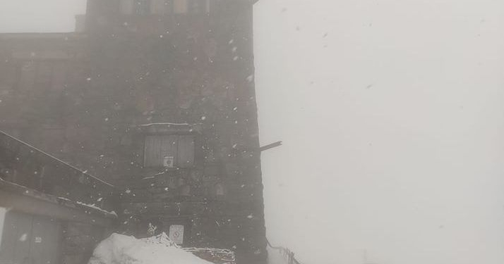 Такой себе май – Карпаты заметает снегом (ФОТО)