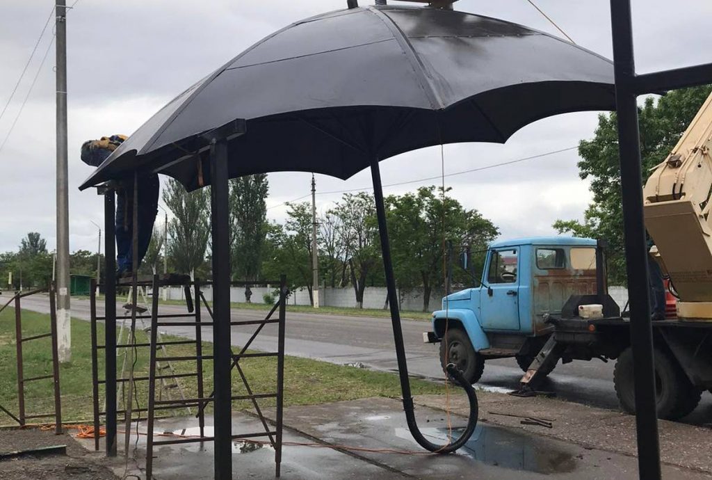 В одном из райцентров Николаевщины креативно подошли к внешнему виду остановок - они в виде зонтиков (ФОТО) 13