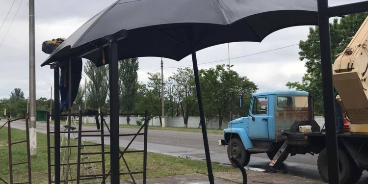 В одном из райцентров Николаевщины креативно подошли к внешнему виду остановок – они в виде зонтиков (ФОТО)