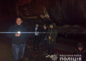 На Николаевщине полиция задержала банду из 14 человек, воровавшую зерно из поезда (ФОТО)