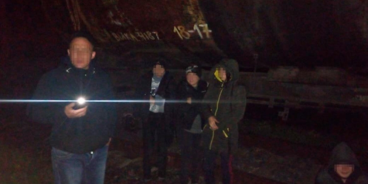 На Николаевщине полиция задержала банду из 14 человек, воровавшую зерно из поезда (ФОТО)