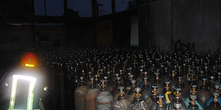 В Николаеве горел склад с кислородными баллонами (ВИДЕО)