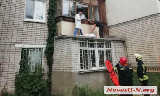 В Николаеве 90-летняя старушка выпала с третьего этажа 1