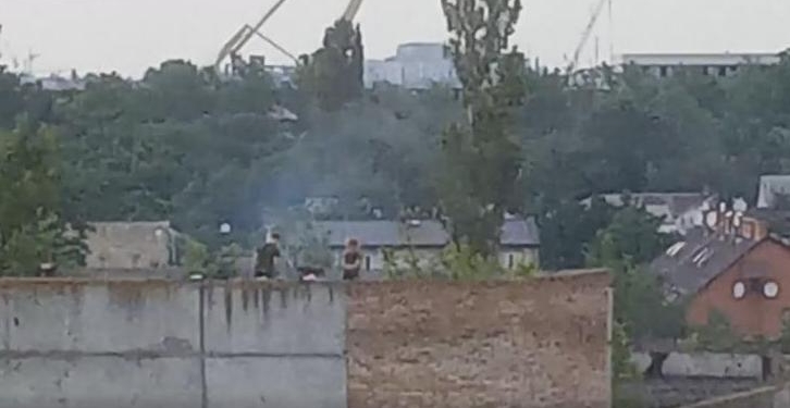 В Николаеве на крыше недостроя жарят шашлыки (ВИДЕО)