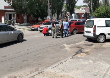ДТП у Пушкинского кольца в Николаеве: мотоциклист без шлема врезался в идущее впереди авто (ФОТО)