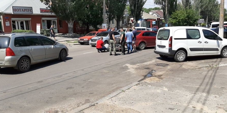 ДТП у Пушкинского кольца в Николаеве: мотоциклист без шлема врезался в идущее впереди авто (ФОТО)