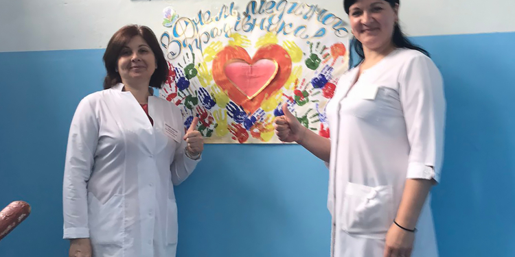 Детские плакаты и более двух тысяч упаковок сока: николаевских врачей поздравили с Днем медработника (ФОТО)