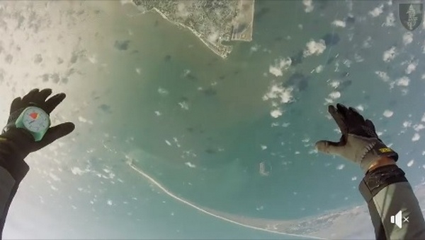 Очаковские “морские котики” во время учений пролетели на парашютах 15 километров и десантировались в тыл врага (ВИДЕО)