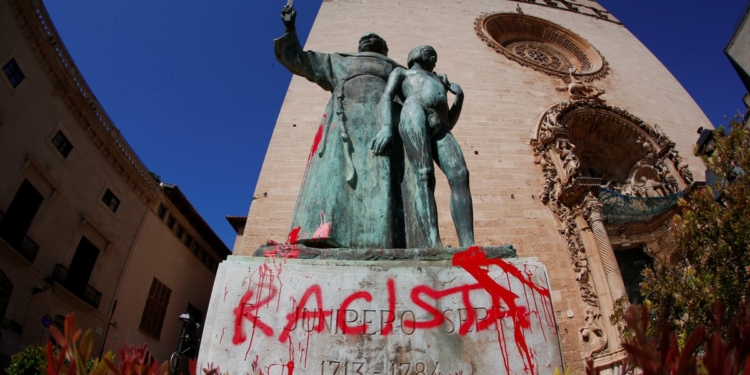 Маразм крепчает: в Испании в рамках антирасистской борьбы осквернили памятник монаху-францисканцу