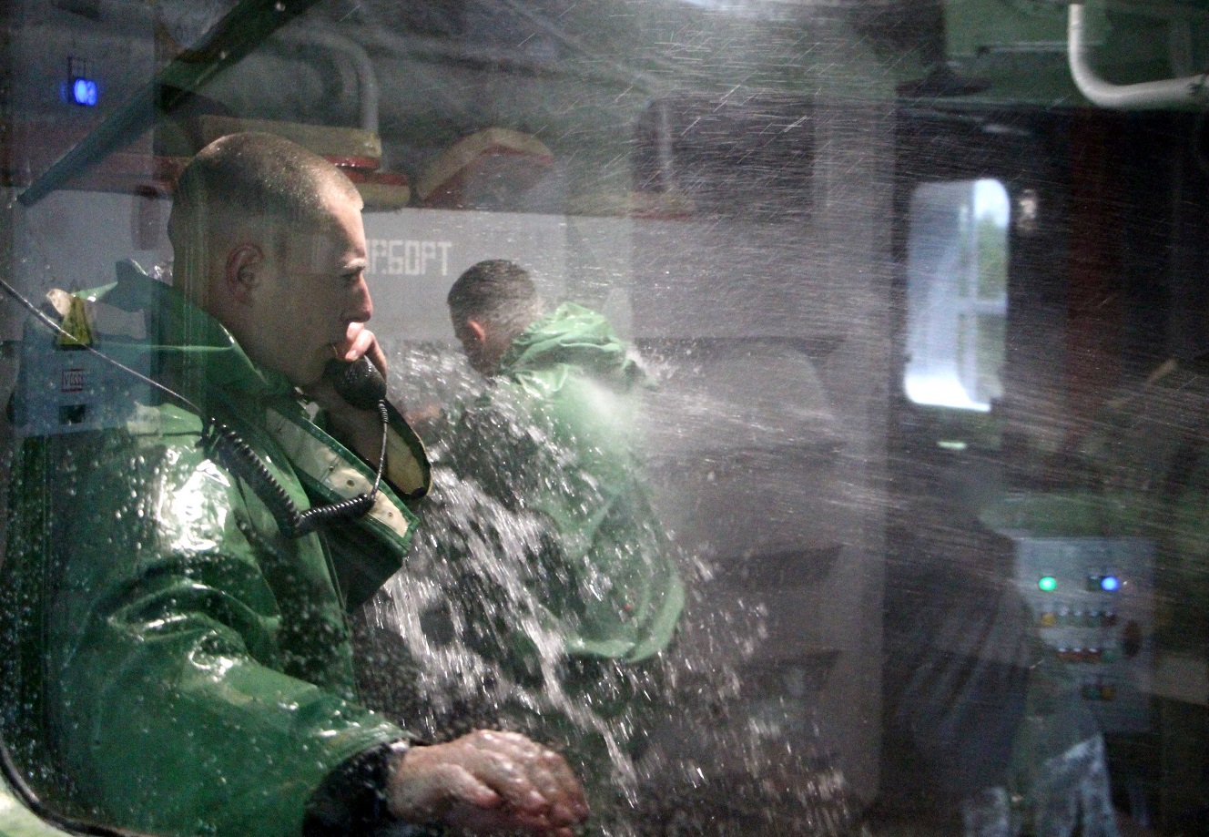 Тяжело в учении: в Николаеве курсанты Одесской морской академии боролись за живучесть корабля на уникальном тренажере (ФОТО)