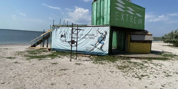 На Тилигульском лимане в Николаевской области Федерация кайтбординга незаконно построила турбазу – ГЭИ (ФОТО)