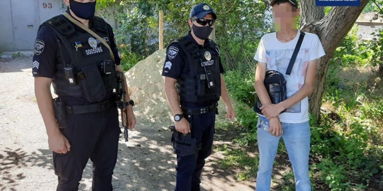 В Николаеве патрульные задержали «закладчика», да еще и с поддельным удостоверением УБД (ФОТО)