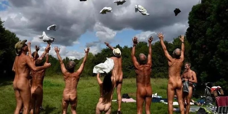 Голые в масках: во Франции откроется первый блошиный рынок для нудистов