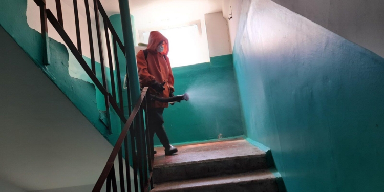 В Южноукраинске спасатели в очередной раз провели дезинфекцию улиц и подъездов многоэтажек (ФОТО)