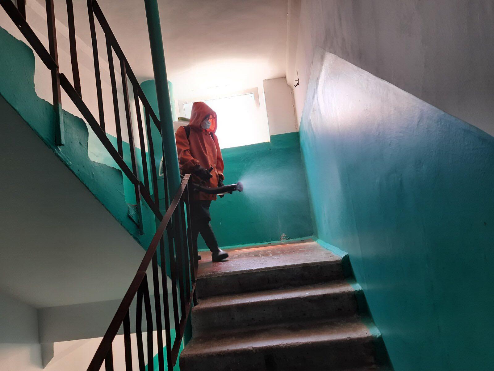 В Южноукраинске спасатели в очередной раз провели дезинфекцию улиц и подъездов многоэтажек (ФОТО)