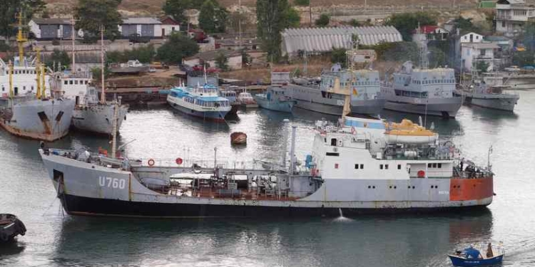 В порту Очаков лег на борт бывший морской танкер «Фастов»