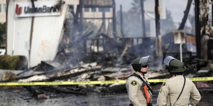 В США – массовые беспорядки из-за убийства афроамериканца, а Трампа спрятали в бункер (ВИДЕО)