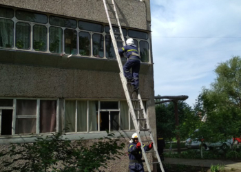 В Николаевской области спасатели помогли открыть дверь и вытащили мужчину из колодца