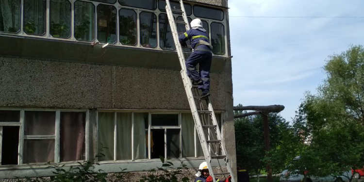 В Николаевской области спасатели помогли открыть дверь и вытащили мужчину из колодца