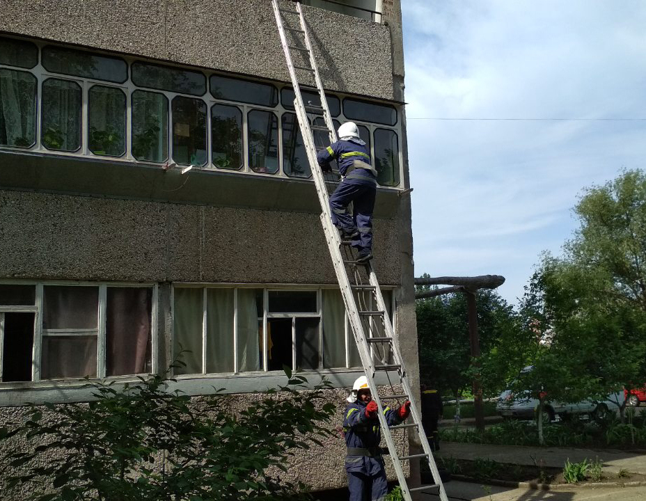 В Николаевской области спасатели помогли открыть дверь и вытащили мужчину из колодца 1