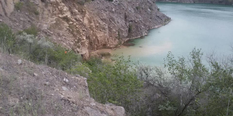 На Николаевщине спасатели вытащили подростка, застрявшего в песочно-глиняной грязи в бывшем гранитном карьере (ФОТО)