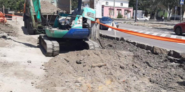 В Николаеве рабочие во время обустройства тротуара нашли артиллерийский снаряд (ФОТО)