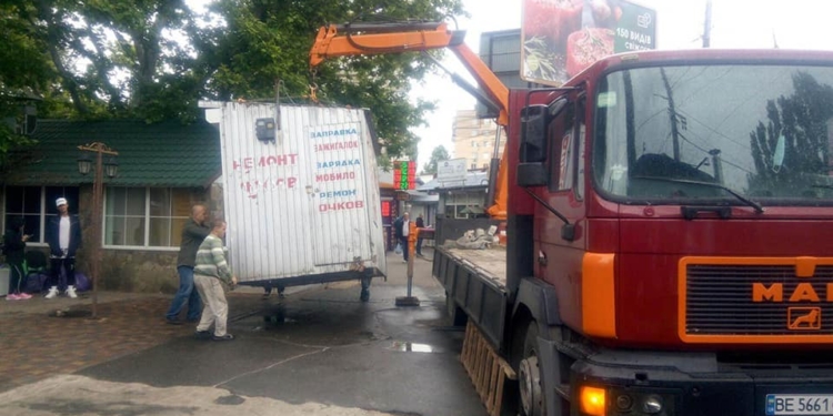 Минус шесть незаконных киосков на площади Победы. И это не конец (ФОТО)