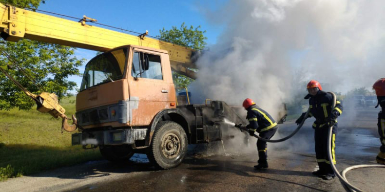 В Николаевской области в дороге загорелся автокран (ФОТО, ВИДЕО)