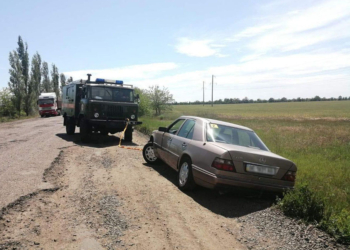 На Николаевщине автомобиль, угодивший в яму, удалось достать только с помощью спасателей (ФОТО, ВИДЕО)