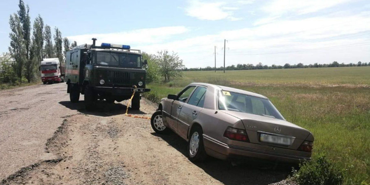 На Николаевщине автомобиль, угодивший в яму, удалось достать только с помощью спасателей (ФОТО, ВИДЕО)