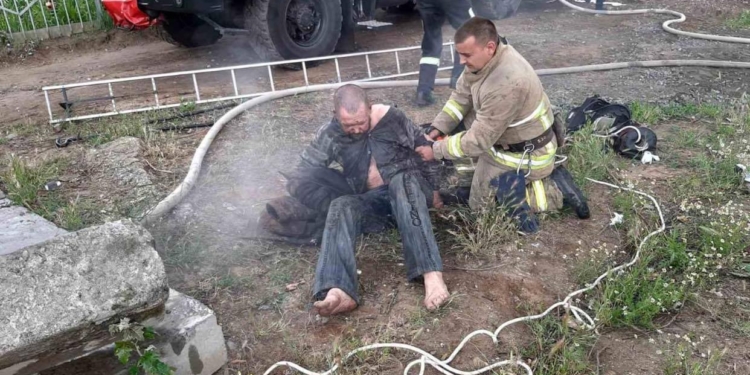 В Николаеве из пожара в коллекторе теплотрассы вытащили и спасли бездомного (ФОТО)