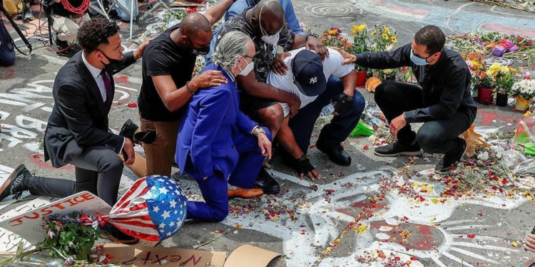 Брат погибшего Джорджа Флойда призвал протестующих к миру