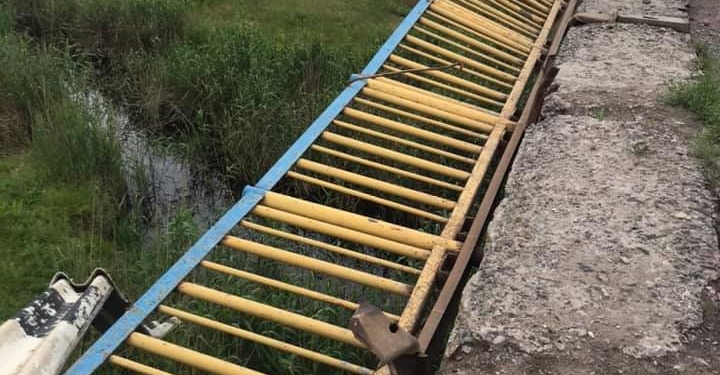 Аварийный мост под Новой Одессой продолжает разрушаться – теперь обвалилось барьерное ограждение (ФОТО)