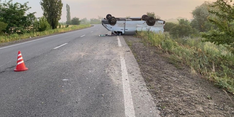 На трассе “Днепр-Николаев” перевернулся микроавтобус – погибла его пассажирка