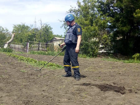 На Николаевщине пиротехники уничтожили артснаряд, найденный на грядке (ФОТО)