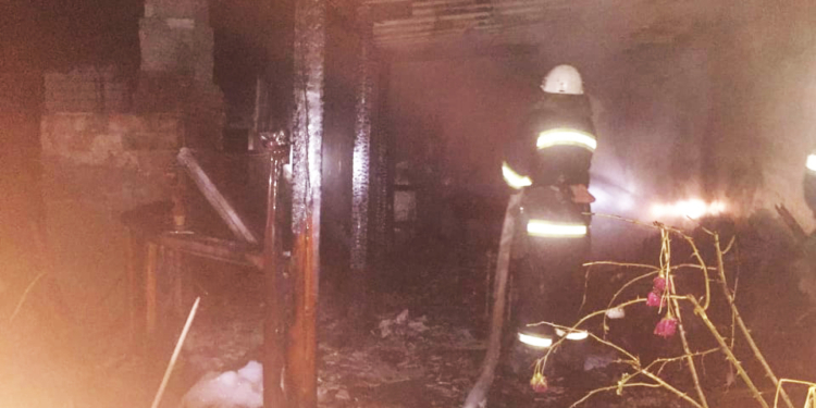 Ночью в Центральном районе Николаева сгорел гараж – причину выясняют (ФОТО)