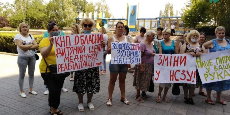 В Николаеве перед ОГА депутатам облсовета пели частушки работники детского реабилитационного центра (ФОТО и ВИДЕО)