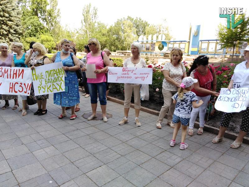 В Николаеве перед ОГА депутатам облсовета пели частушки работники детского реабилитационного центра (ФОТО и ВИДЕО) 5
